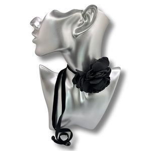 Caviilou Cecilia Flower Choker